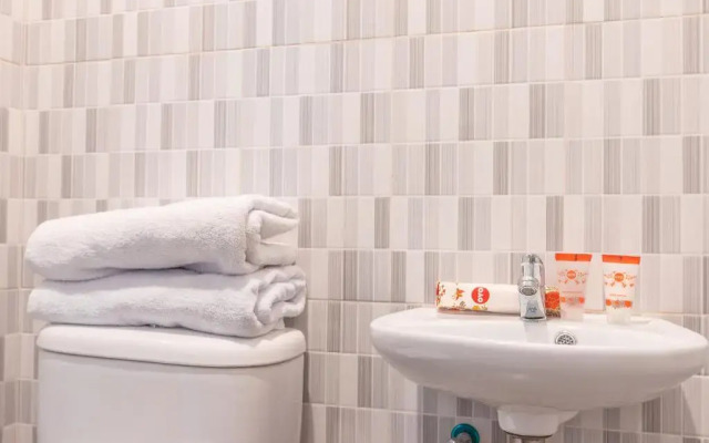 OYO 842 Arafuru Residence Near Rs Duren Sawit