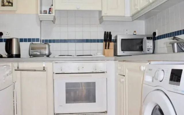 Colourful and Cosy 2 Bed in Ifsc With Balcony