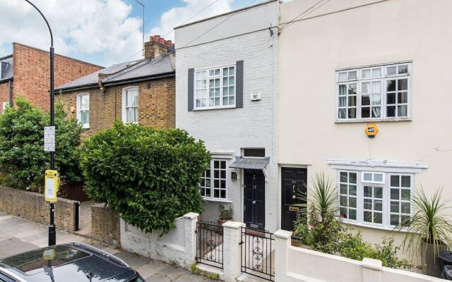 Delightful 2-bed Home, Fulham