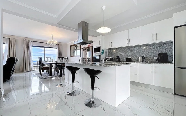 Blue Outlook Retreat by Atlantic Holiday