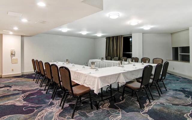 Holiday Inn Oakville Centre by IHG