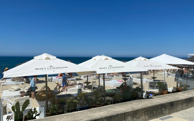 Cozy Beach Front with Rooftop