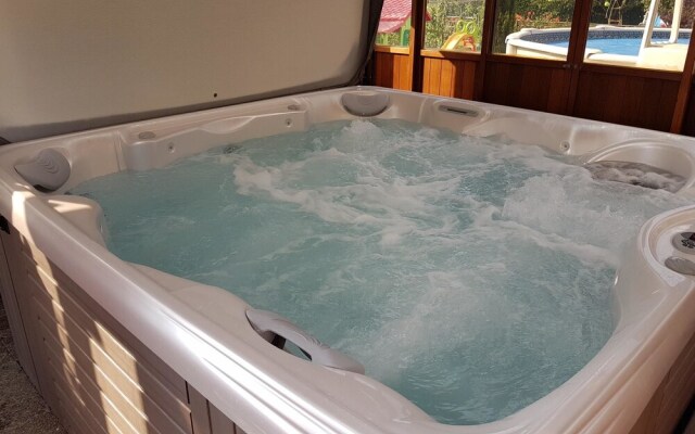 Studio in Bevaix, With Pool Access, Enclosed Garden and Wifi