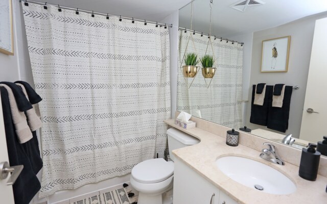 Neptune Townflats Premier 2 Bedrooms Condo Downtown Toronto