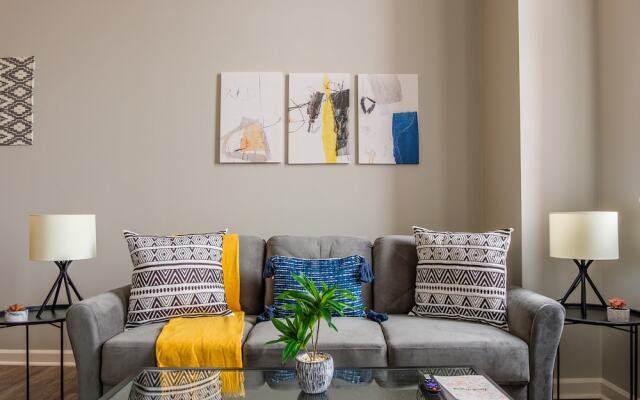 Downtown 1 & 2 BR Apt with Kitchen by Frontdesk