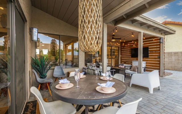 110th Scottsdale 3 Bedroom Home by RedAwning