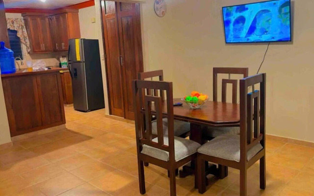 Lovely 2 Bedroom Condo With Pool And Hot Water