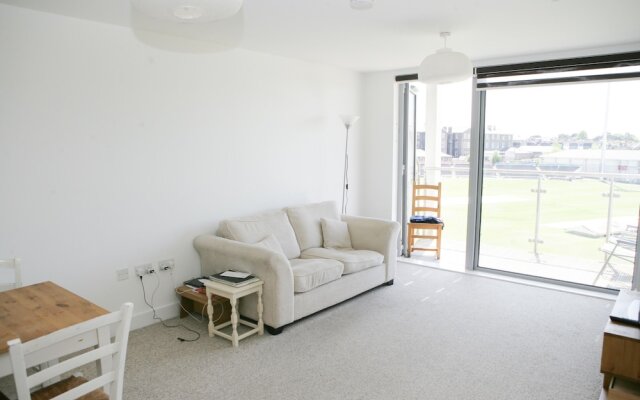 Bright 2 Bedroom Apartment in Bristol