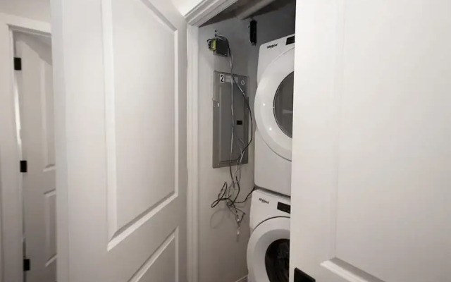 Gorgeous 2-bedrooms Duplex Upper Unit