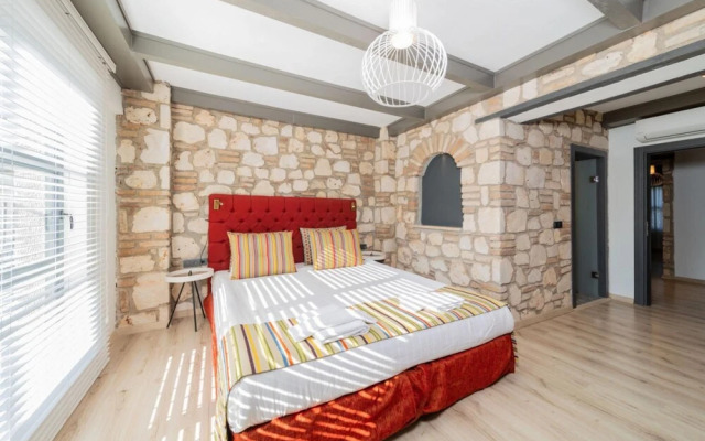 Peaceful Hotel Room Near Hadrian s Gate