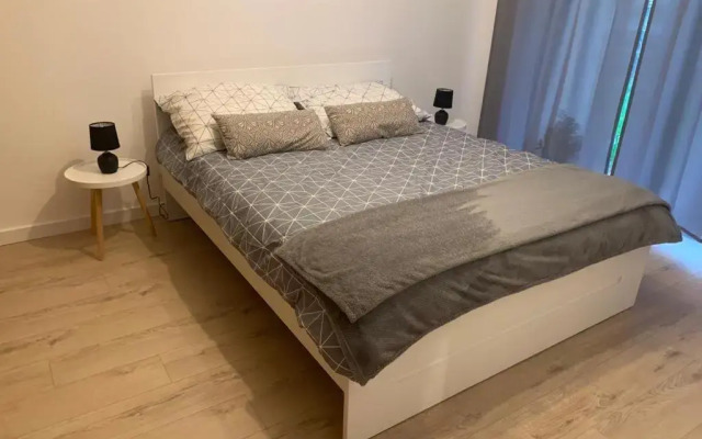 Uroczy apartament z ogródkiem