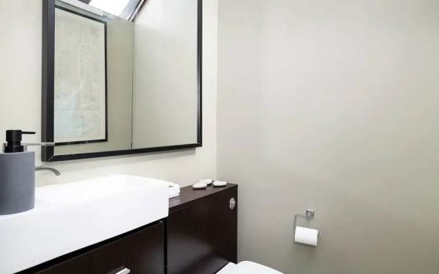 Gorgeous & sleek 4BR house in Hammersmith!