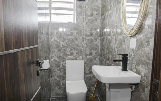 Momak 8 Hotel Adenuga House