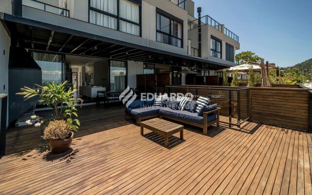 Triplex beira mar com 04 suítes para 12 pessoas.