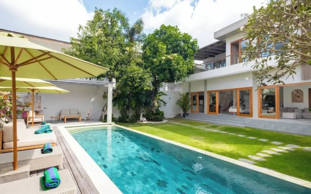 Luxurious Family 6 Br Villa in Seminyak Breakfast Include