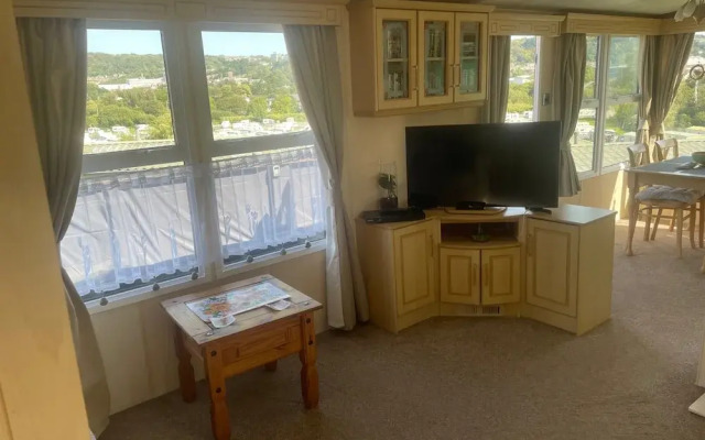Caravansleeps6-parking-pool-mountain-petsok