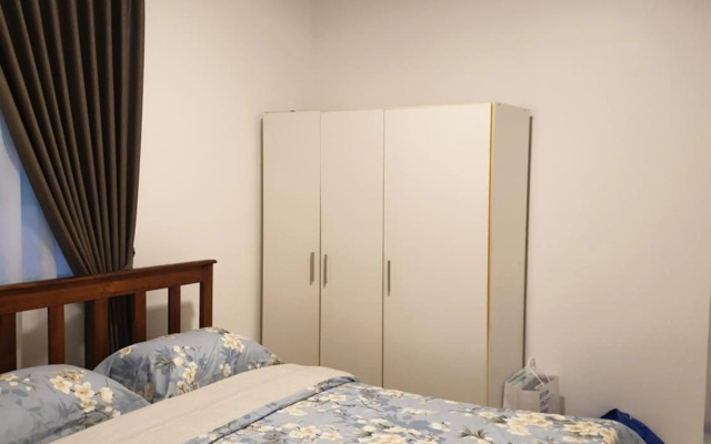 5-Bedroom Family Apartment