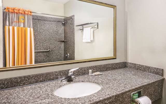 La Quinta Inn & Suites by Wyndham Mercedes Outlet Mall