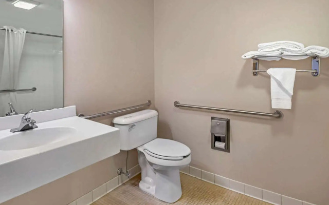 Econo Lodge Inn & Suites Oconto