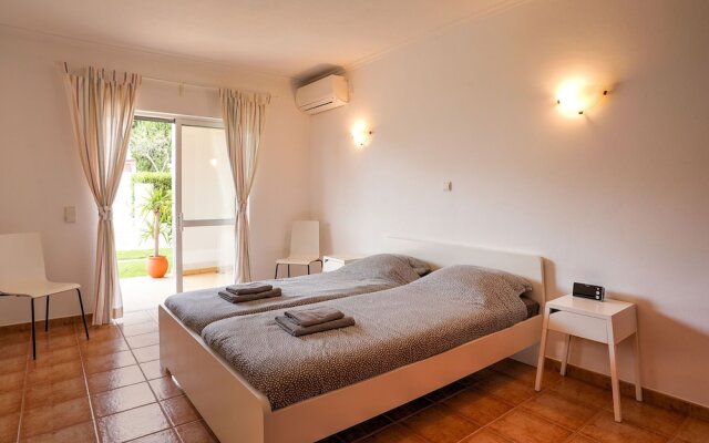 Beautiful Apartment With a Bedroom in Meia Praia and a Communal Swimming Pool