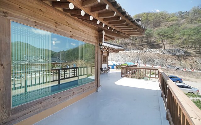 Hongchen Hanok Pine Scent Pension