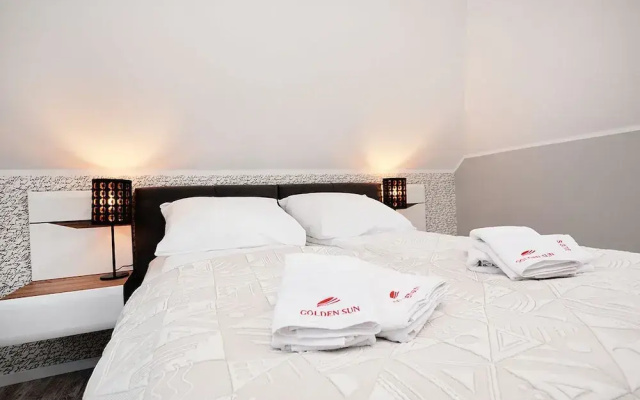Golden Sun Apartments - Port