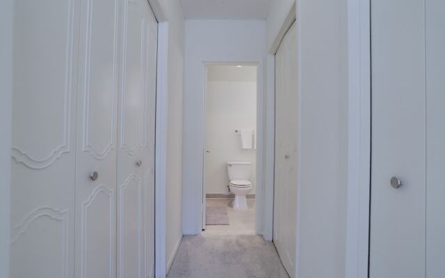 Sensational & Modern apt in Crystal City