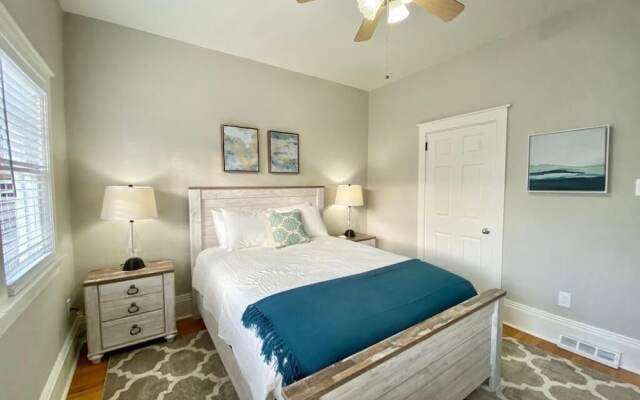 Stunning Bungalow next to UNC - Free Cruiser Bikes!