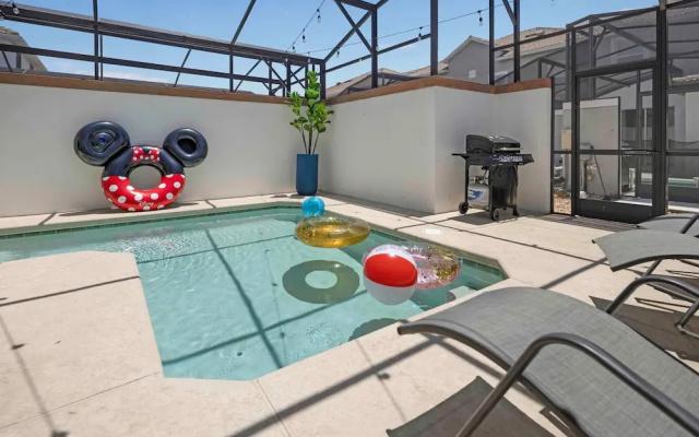 Stylish 4BR Pool Townhome Storey Lake