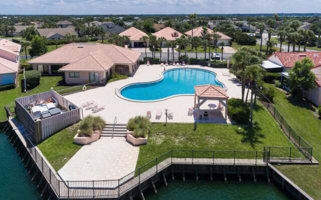 Waterfront vacation home in luxurious resort by Redawning