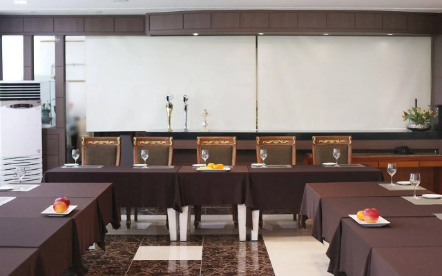 Dawn Beach Hotel
