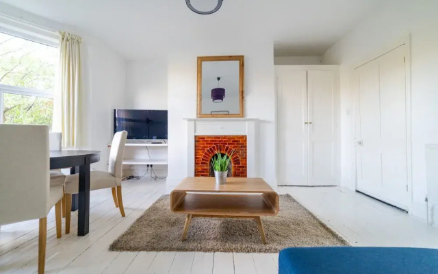 Bright Modern Oldfield Apartment