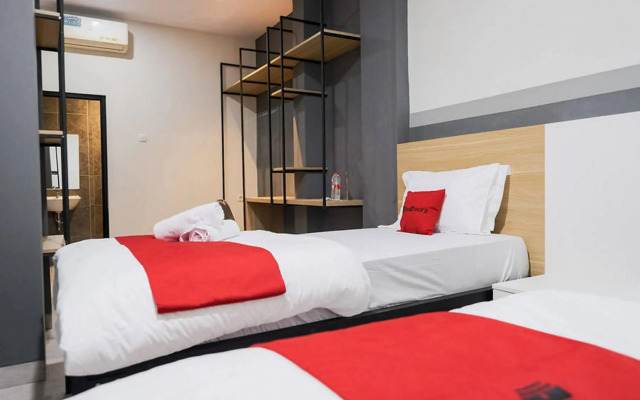 RedDoorz Near Mall Taman Anggrek