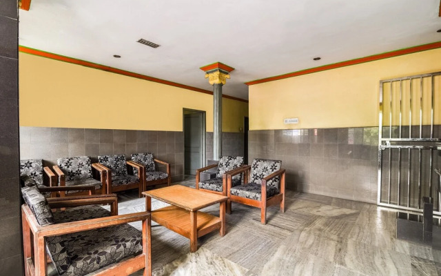 SPOT ON 41643 Karthik International