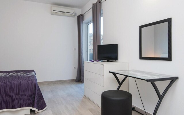 Awesome Home in Sreser with Hot Tub, WiFi & 4 Bedrooms