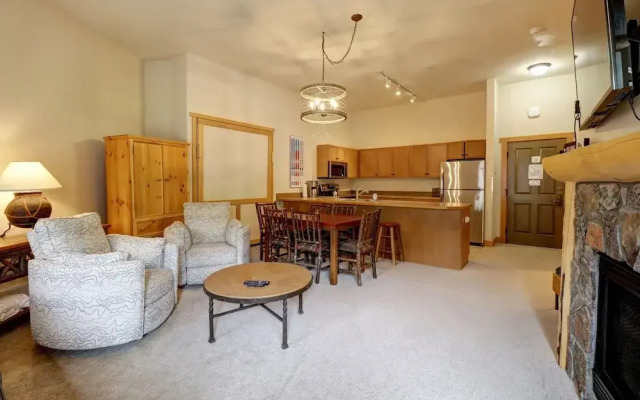 Spacious Top Floor Condo With Awesome Views and Vaulted ceilings - CS425 by Redawning