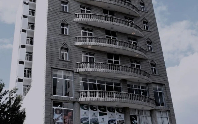 yellow apple hotel