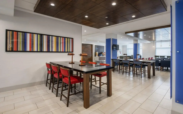 Holiday Inn Express & Suites Kelowna - East by IHG