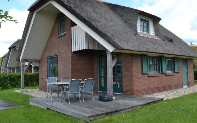 Stylish Thatched Villa with 2 Bathrooms near Giethoorn