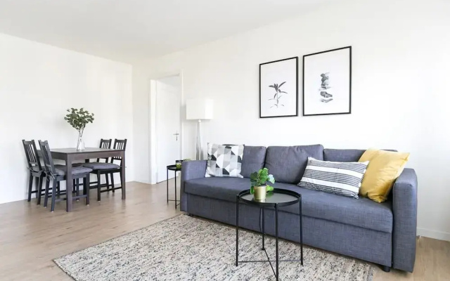 Modern Flat w Netflix Balcony top Location