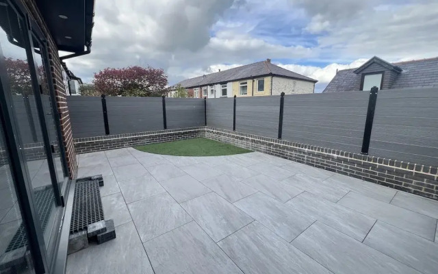 Whole House -sleeps4-parking-garden-bikinghiking