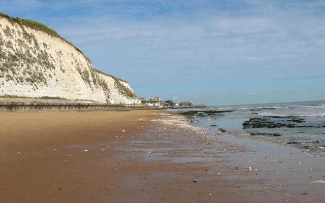 Sea Glimpses with free parking and garden