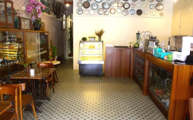 Campbell Antique Hotel & Cafe
