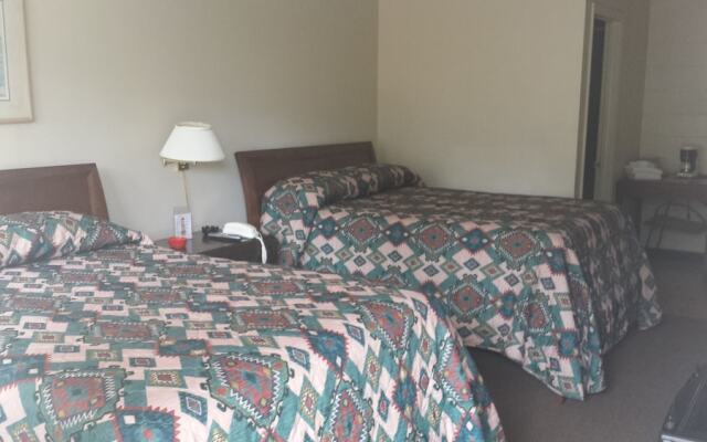 Airport Motor Inn Lounge/Package Store