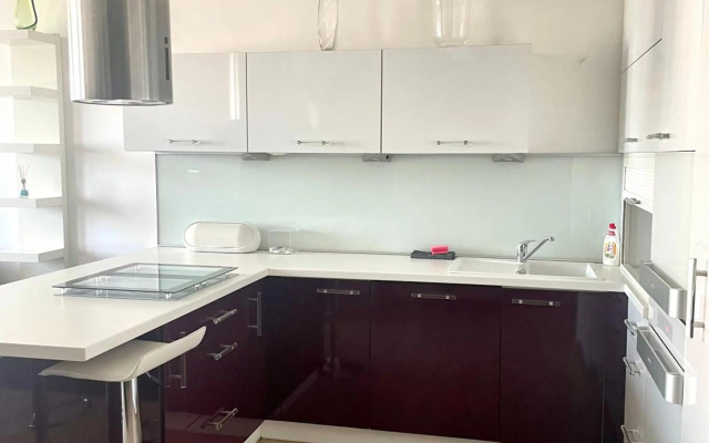 Modern apt, nice view and a walk to city centre