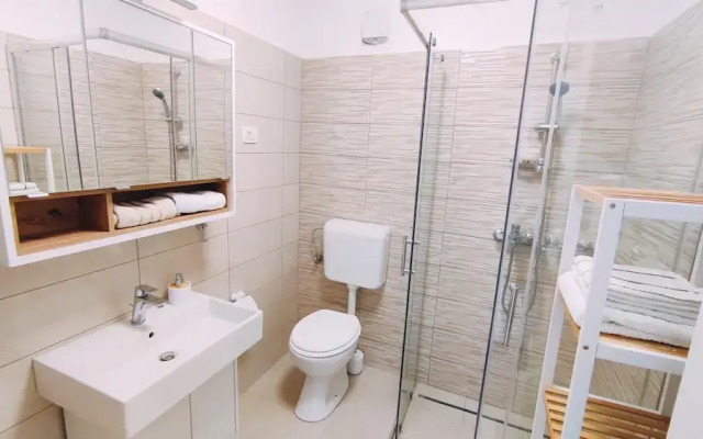 Apartment and Room Bitinada