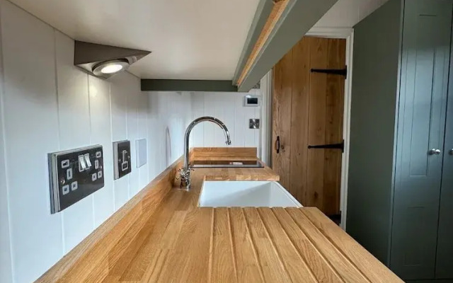 Luxury Shepherds Hut Near Glamorgan Coast
