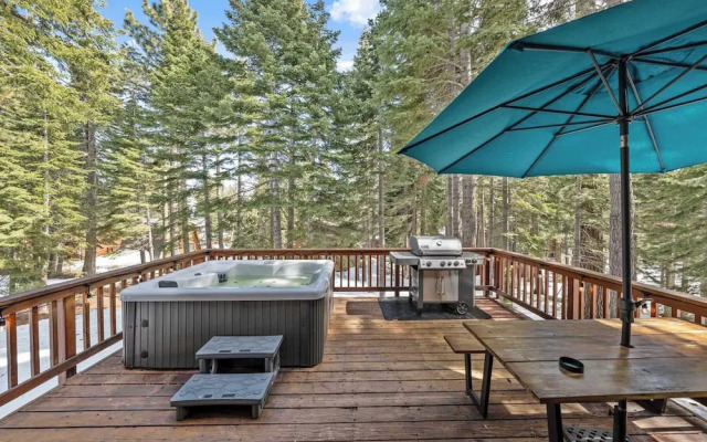 Tahoe City Retreat For 8!