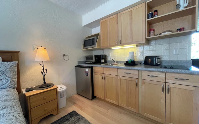 Four Oclock Lodge B06