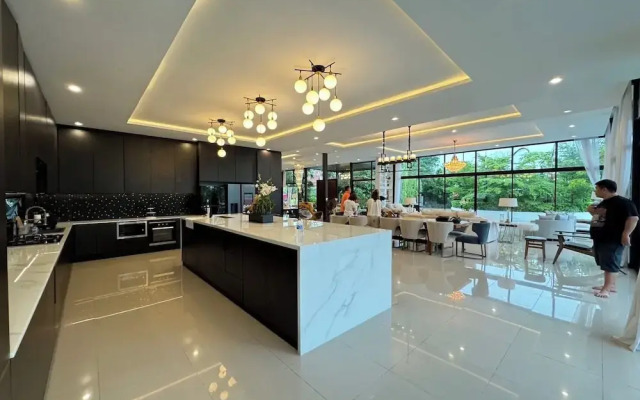 Huge Pool Villa with Private Lake